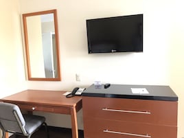 Escritorio, wifi gratis y ropa de cama