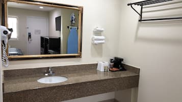 Combined shower/bathtub, hair dryer, towels