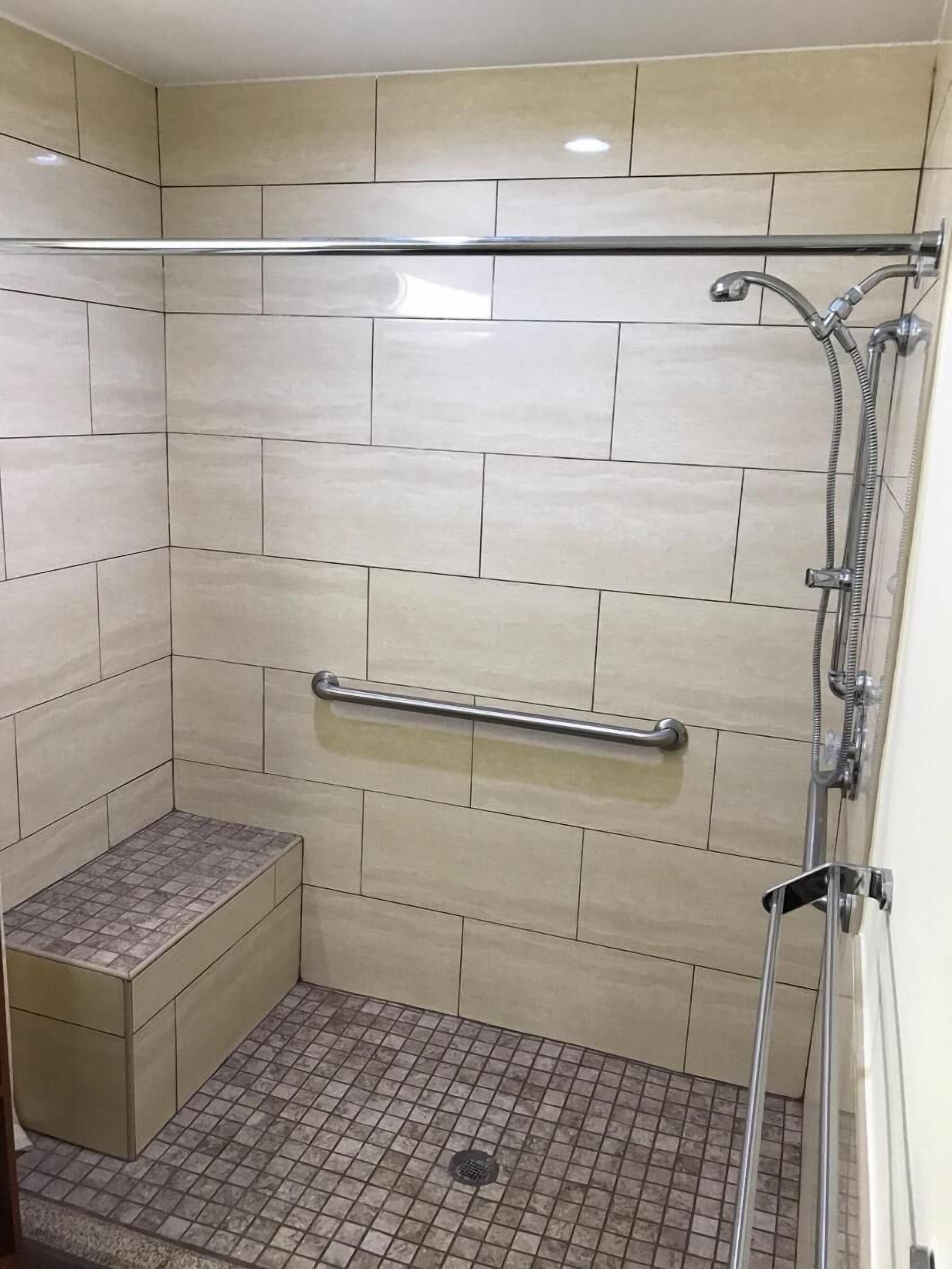 Ensemble baignoire-douche, séchoir à cheveux, serviettes fournies