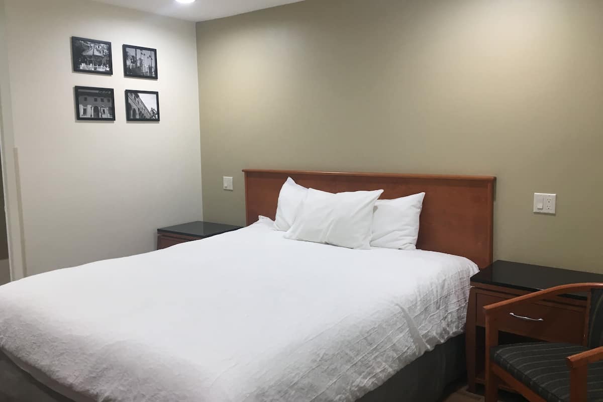 مكتب وواي فاي مجانًا وملاءات أسرّة