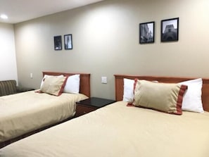 Escritorio, wifi gratis y ropa de cama 