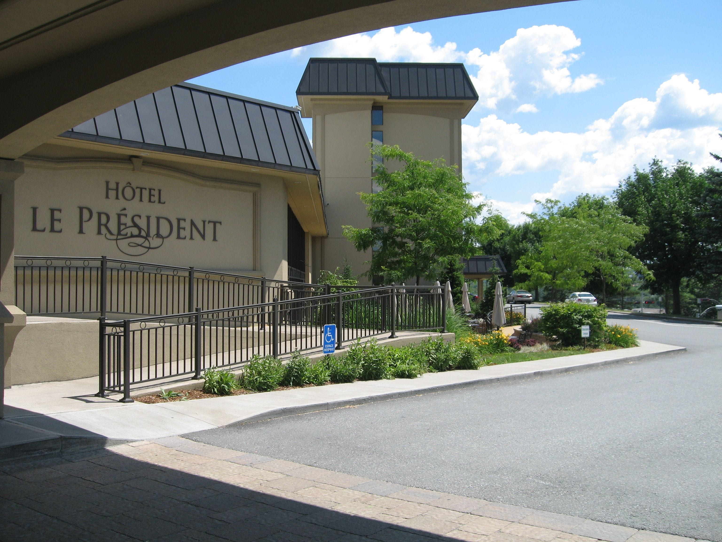 A hotel entrance with a sign reading "Hôtel Le Président".