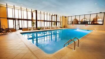 Piscina interna, funciona das 8h30 às 22h, espreguiçadeiras