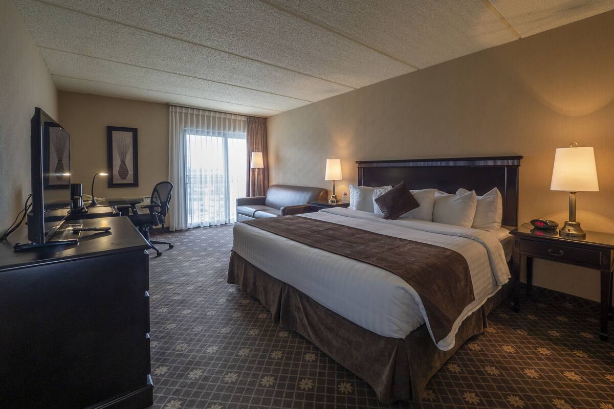 deluxe room, 1 king bed | desk, blackout curtains, soundproofing, iron/ironing board