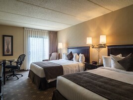 Escritorio, cortinas blackout y sistema de insonorización 