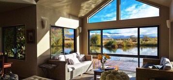 32-英寸电视 （配备收费电视频道）、书