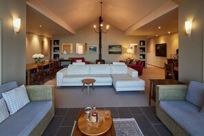 32-inch TV with premium channels, books - Matuka Luxury Lodge (Ben Ohau)