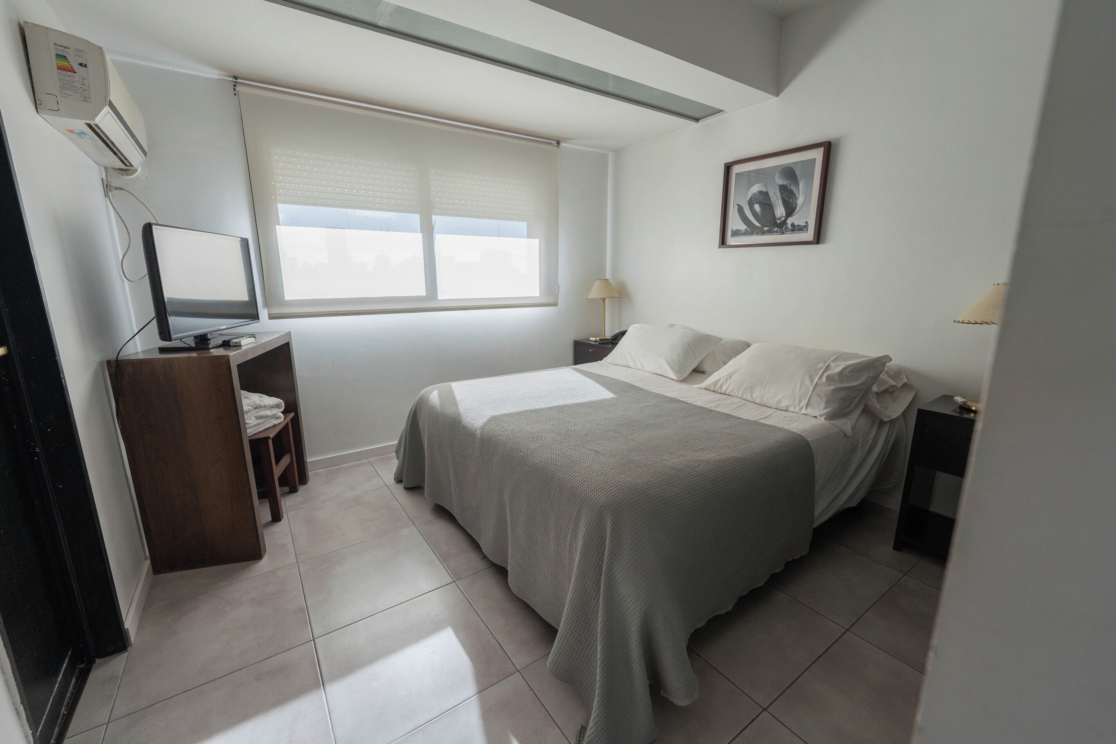 Frigobar, cofres nos quartos, espaço de trabalho para notebook