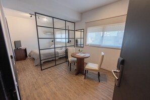 Frigobar, cofres nos quartos, espaço de trabalho para notebook