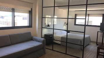 Frigobar, cofres nos quartos, espaço de trabalho para notebook