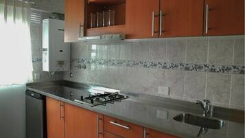 Refrigerador, cafetera/tetera, tostadora, arrocera