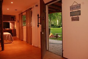 Minibar, caja de seguridad en la habitación, wifi gratis y ropa de cama