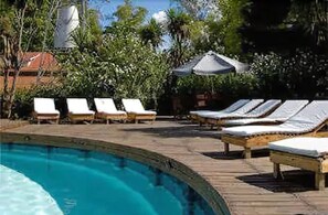 Una piscina al aire libre de temporada