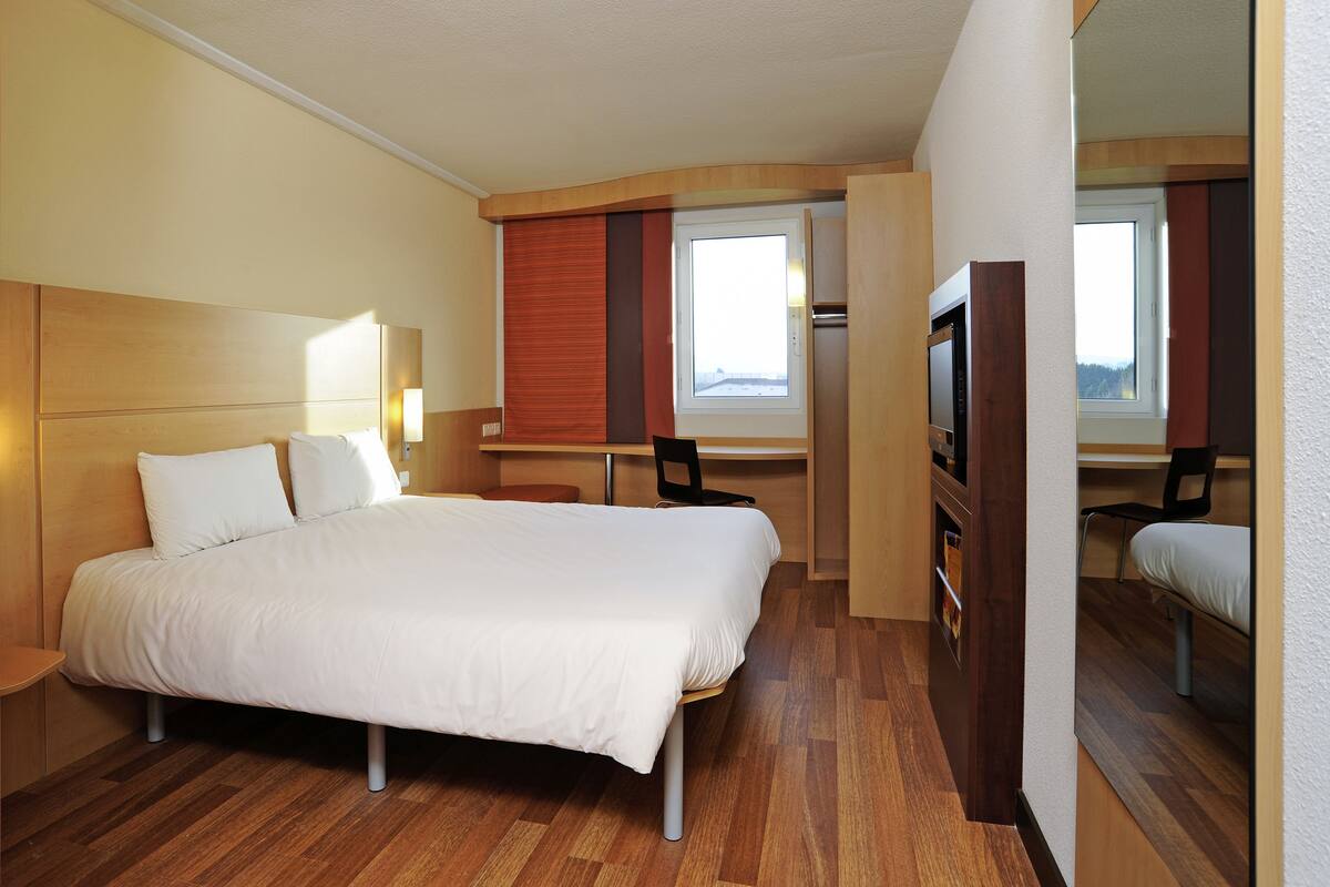 In-room safe, desk, iron/ironing board, cots/infant beds