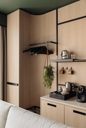 One Bedroom Suite with City View | Area soggiorno | TV a schermo piatto 55 pollici con canali digitali, TV, lettore DVD