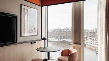 King Deluxe Room with City View | Zona de estar | Televisión de pantalla plana de 55 pulgadas con canales digitales