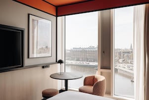 King Deluxe Room with City View | Wohnbereich | 55-Zoll-Flachbildfernseher mit Digitalempfang, Fernseher, DVD-Player