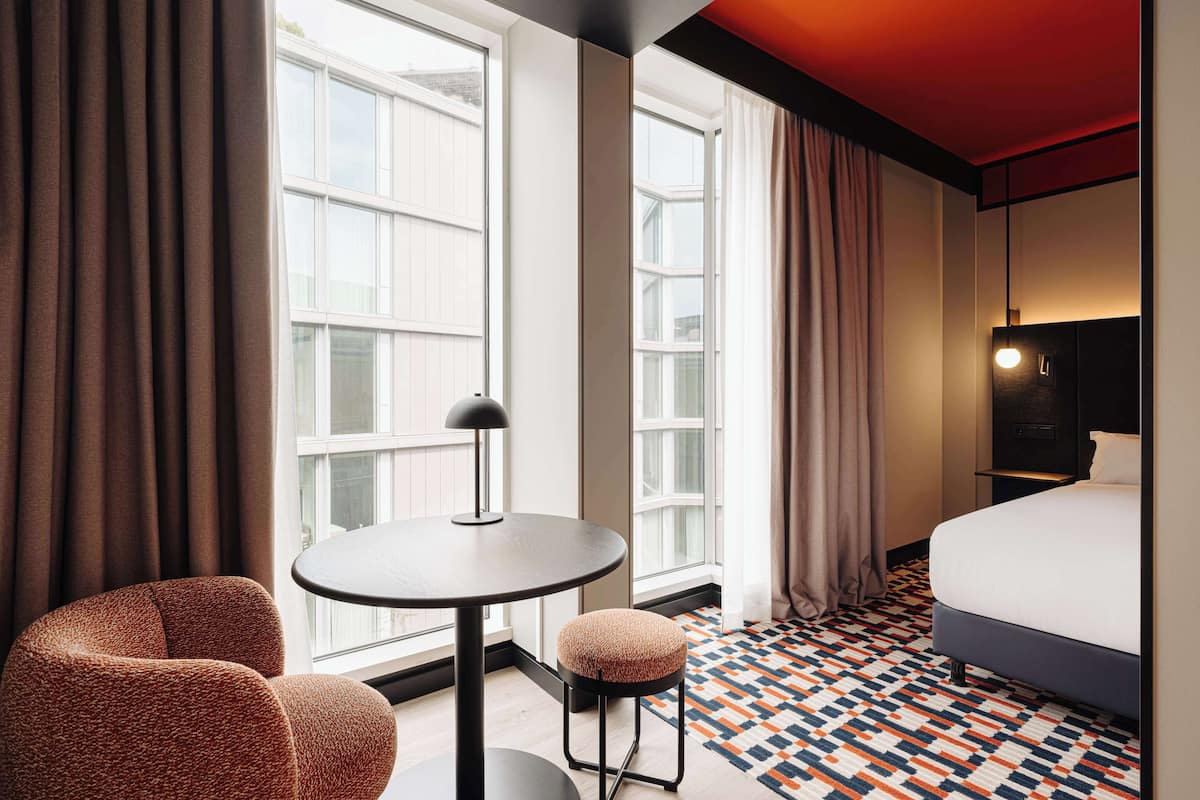 King Guestroom Courtyard View | 客房内保险箱、遮光窗帘、隔音、熨斗/熨衣板
