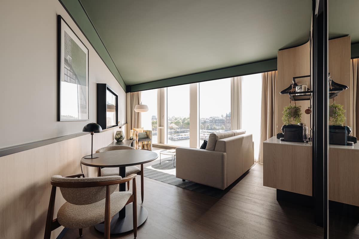 One Bedroom Superior Suite with City View | Värdeförvaringsskåp på rummet, mörkläggningsgardiner och ljudisolering