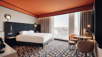 King Corner Room with City View | Oppholdsområde | En 55-tommers Flatskjerm-TV med digitale kanaler samt TV og DVD-spiller