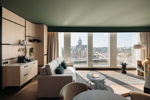 One Bedroom Superior Suite with City View | 시내 전망