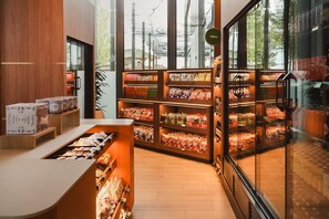 Snack bar - DoubleTree by Hilton Amsterdam Centraal Station (Amsterdam)