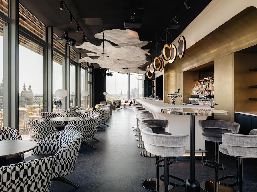 Serverer lunsj og middag