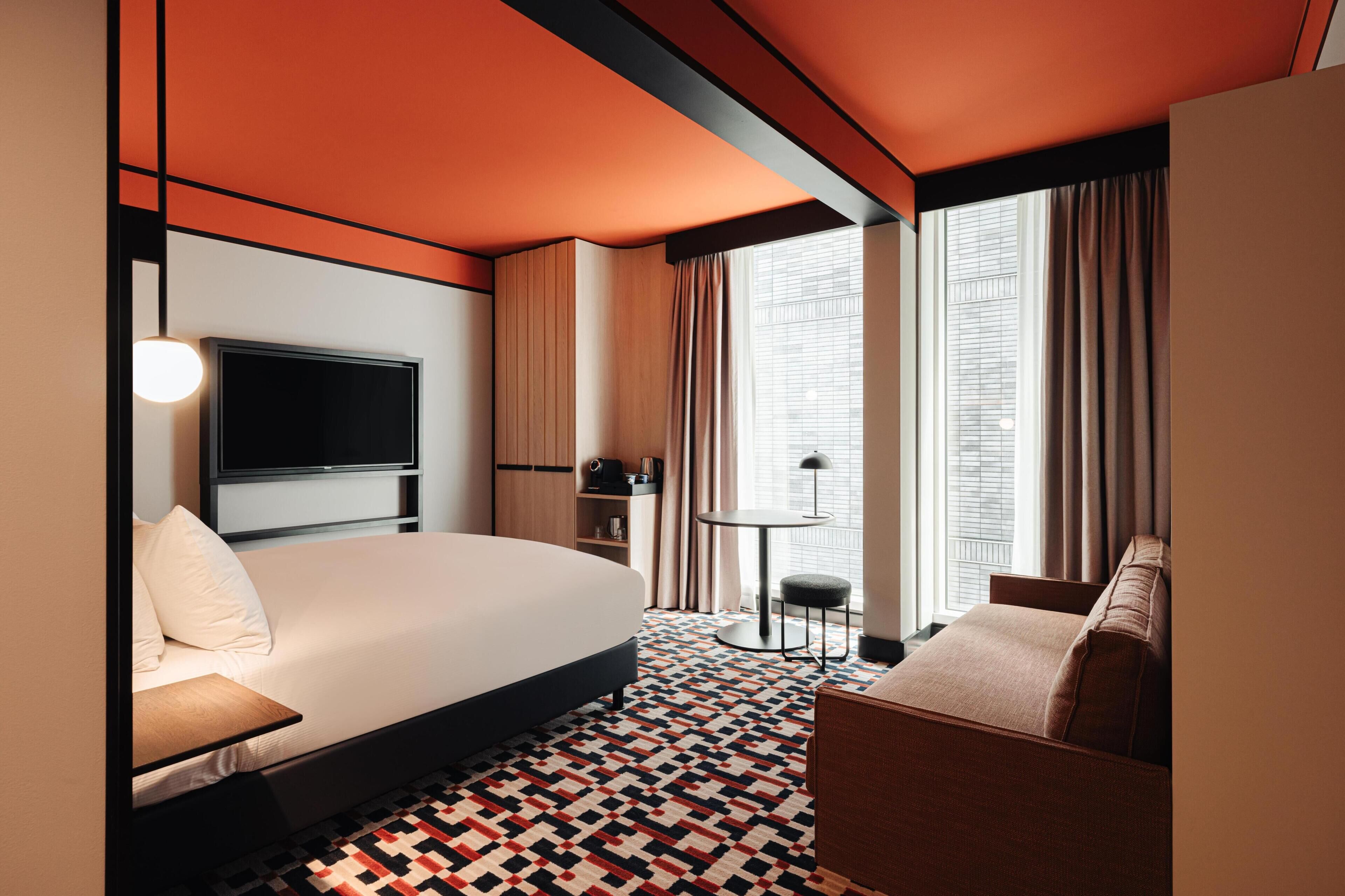 Family Connecting Room with Bunk Bed | 起居区 | 55-英寸纯平电视（配备数码频道）、电视、DVD 播放器