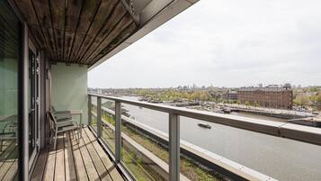 Deluxe Room with Balcony and City View | Vista desde la habitación