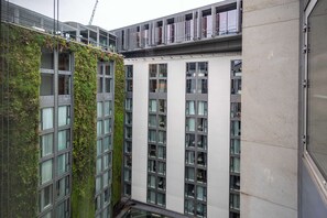 Værelse - 1 queensize-seng - handicapvenligt - ikke-ryger | Allergivenligt sengetøj, minibar, pengeskab på værelset, skrivebord