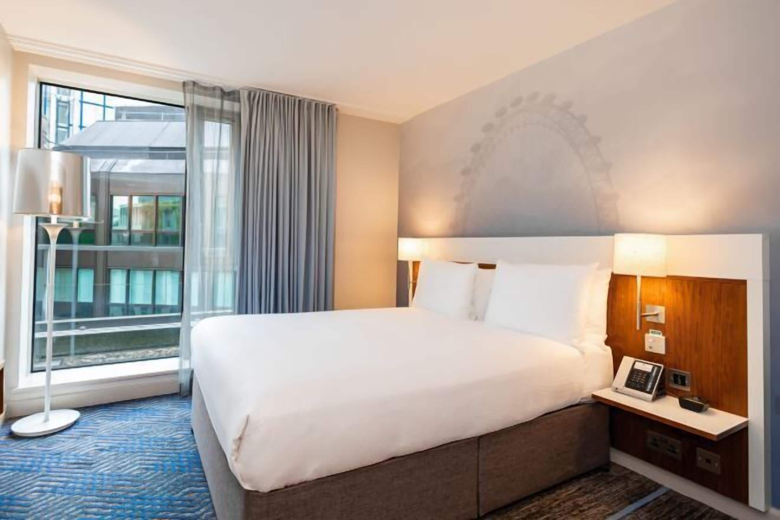 Allergikerbettwaren, Minibar, Zimmersafe, Schreibtisch