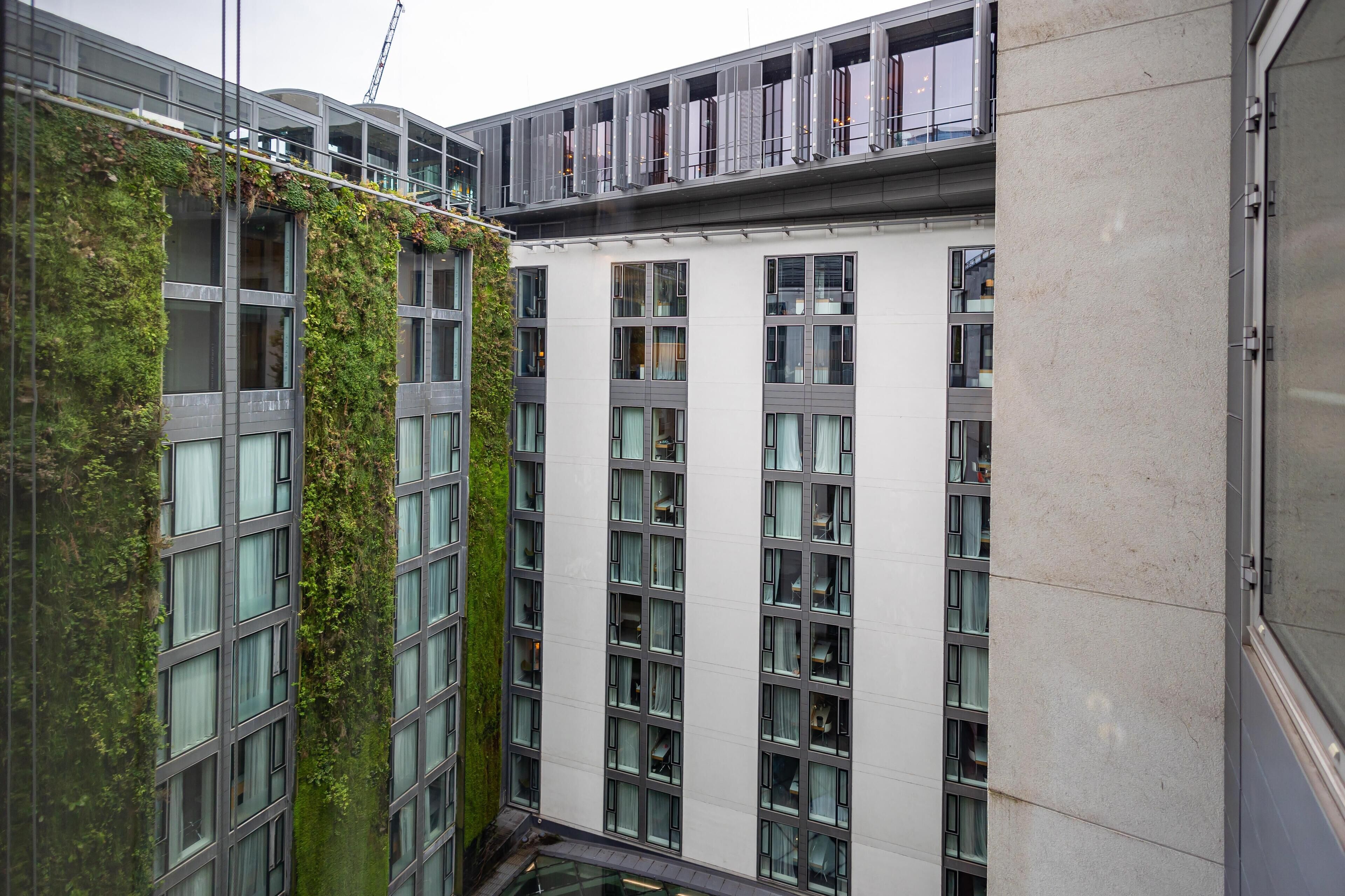 Hypo-allergenic bedding, minibar, in-room safe, desk