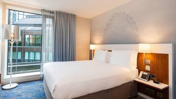 Room, 1 Queen Bed, Accessible, Non Smoking | Hypo-allergenic bedding, minibar, in-room safe, desk