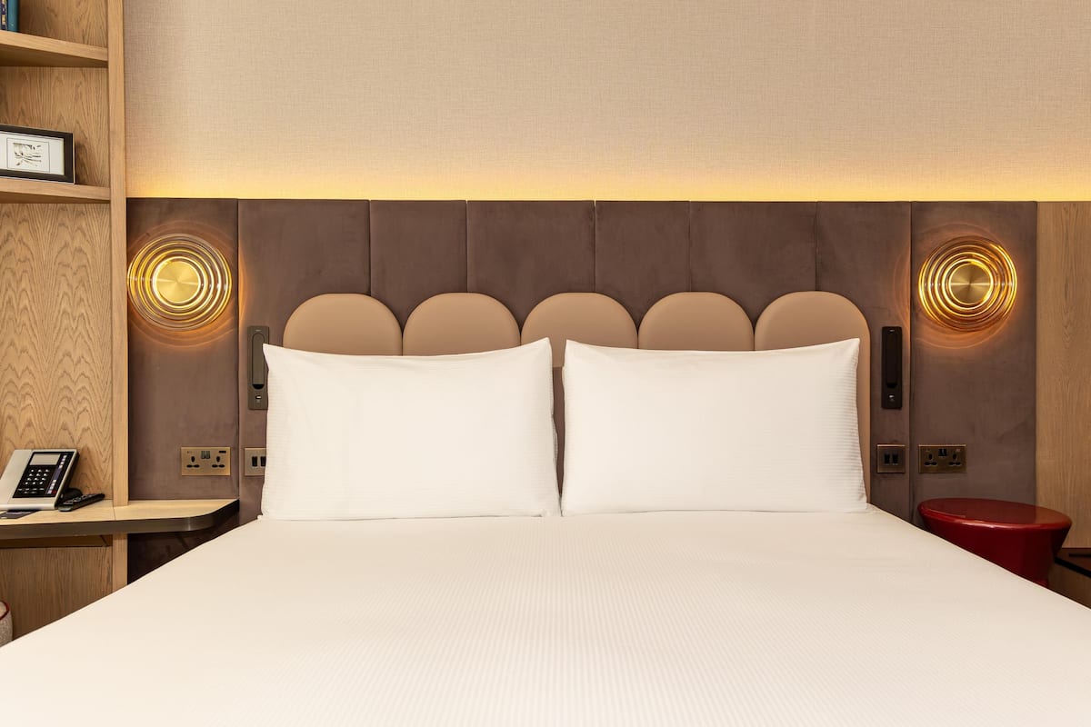 Hypo-allergenic bedding, minibar, in-room safe, desk