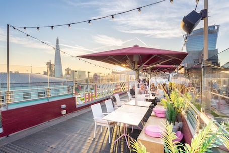 Rooftop terrace. DoubleTree by Hilton Hotel London -Tower of London
