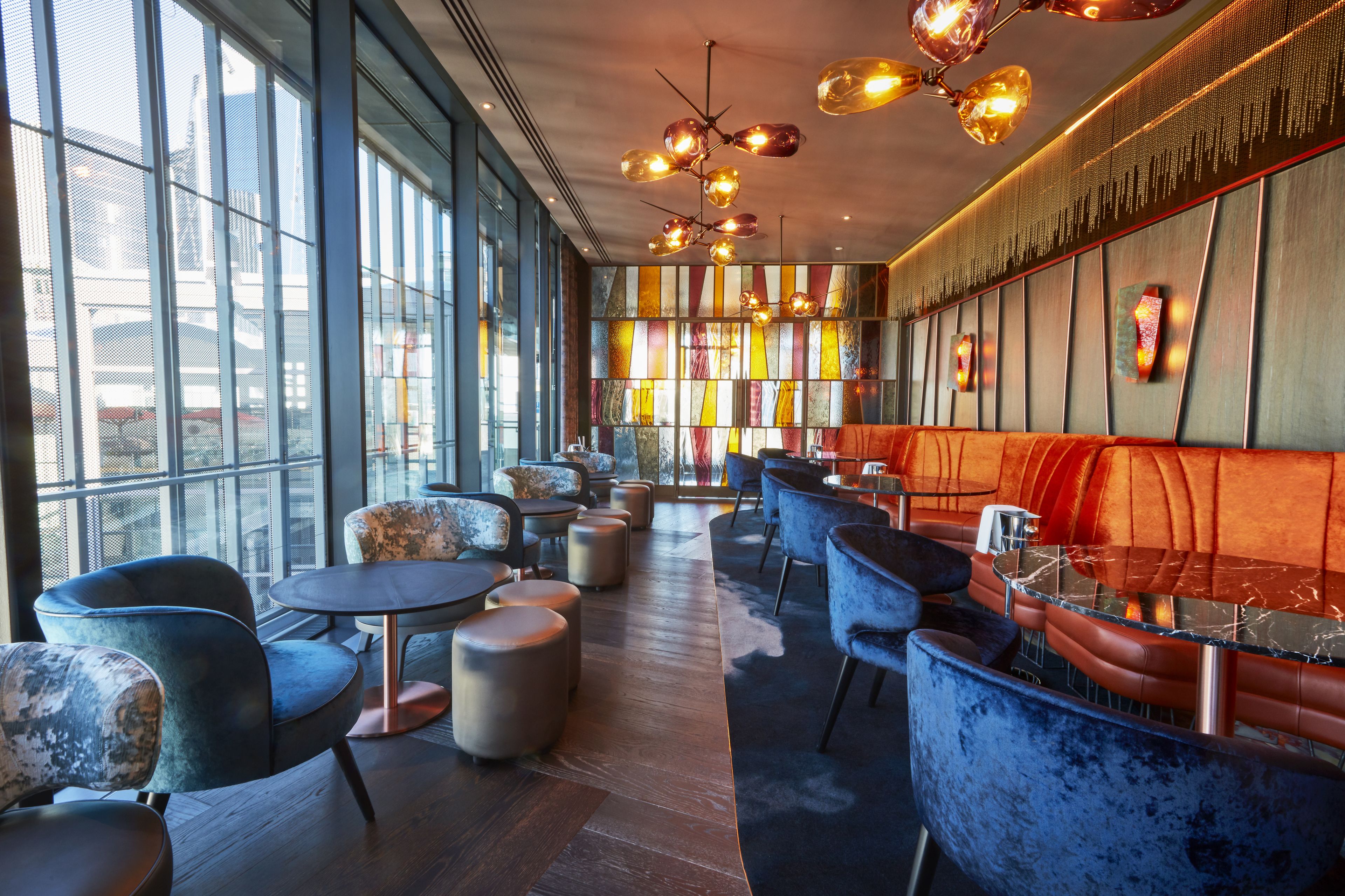 2 bars/lounges, cocktail bar, lobby lounge