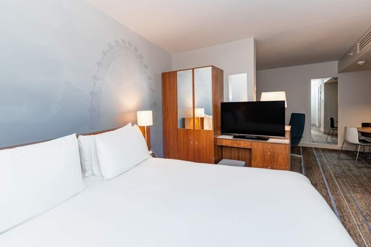 Hypo-allergenic bedding, minibar, in-room safe, desk