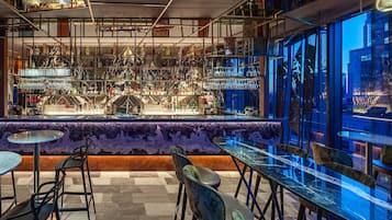 2 bars/lounges, cocktail bar, lobby lounge