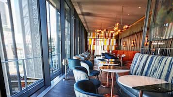 2 quầy bar/khu lounge, cocktail bar, lounge tại sảnh