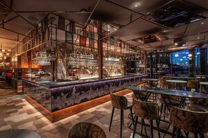2 bares/lounges, bar de coquetéis, saguão/lounge