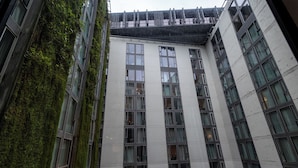 Un edificio moderno con ventanas grandes y fachada de vidrio.