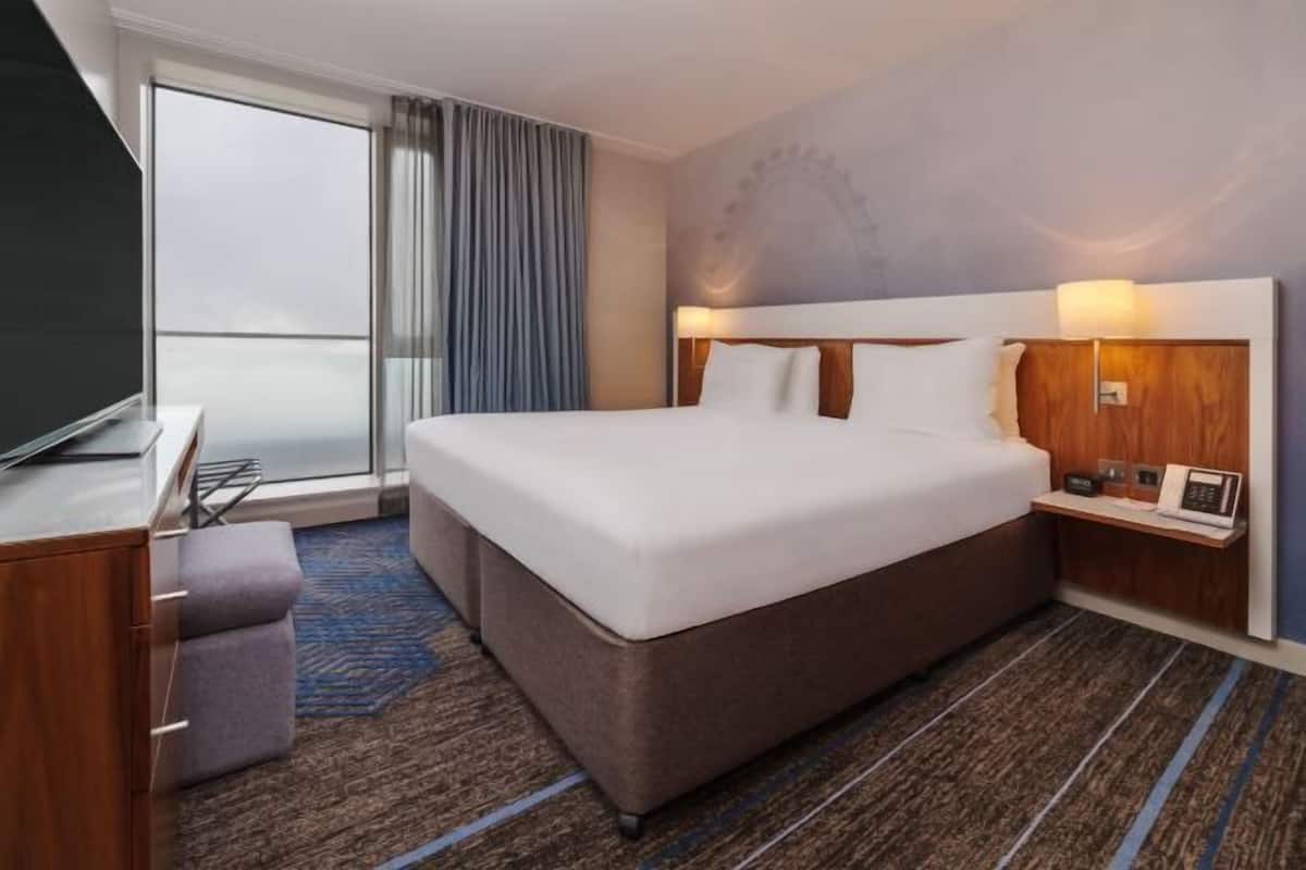 Hypo-allergenic bedding, minibar, in-room safe, desk