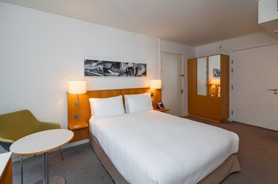 ルーム クイーンベッド 1 台 バリアフリー 禁煙 | 低刺激性寝具、ミニバー、セーフティボックス (室内)、デスク