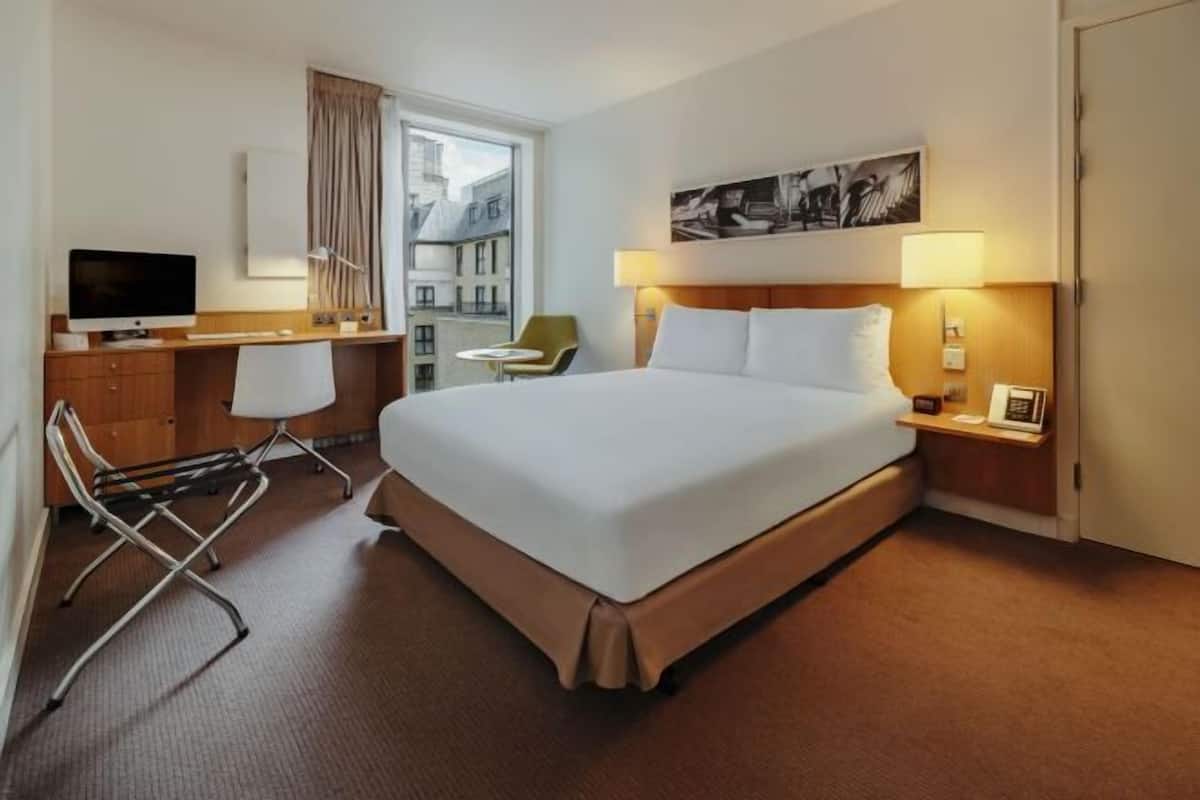 Hypo-allergenic bedding, minibar, in-room safe, desk