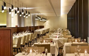 Buffet breakfast on weekends (GBP 24.50 per person) - DoubleTree by Hilton Hotel London -Tower of London (London)