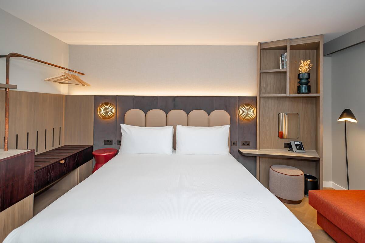 Allergitestet sengetøy, minibar, safe på rommet og skrivebord