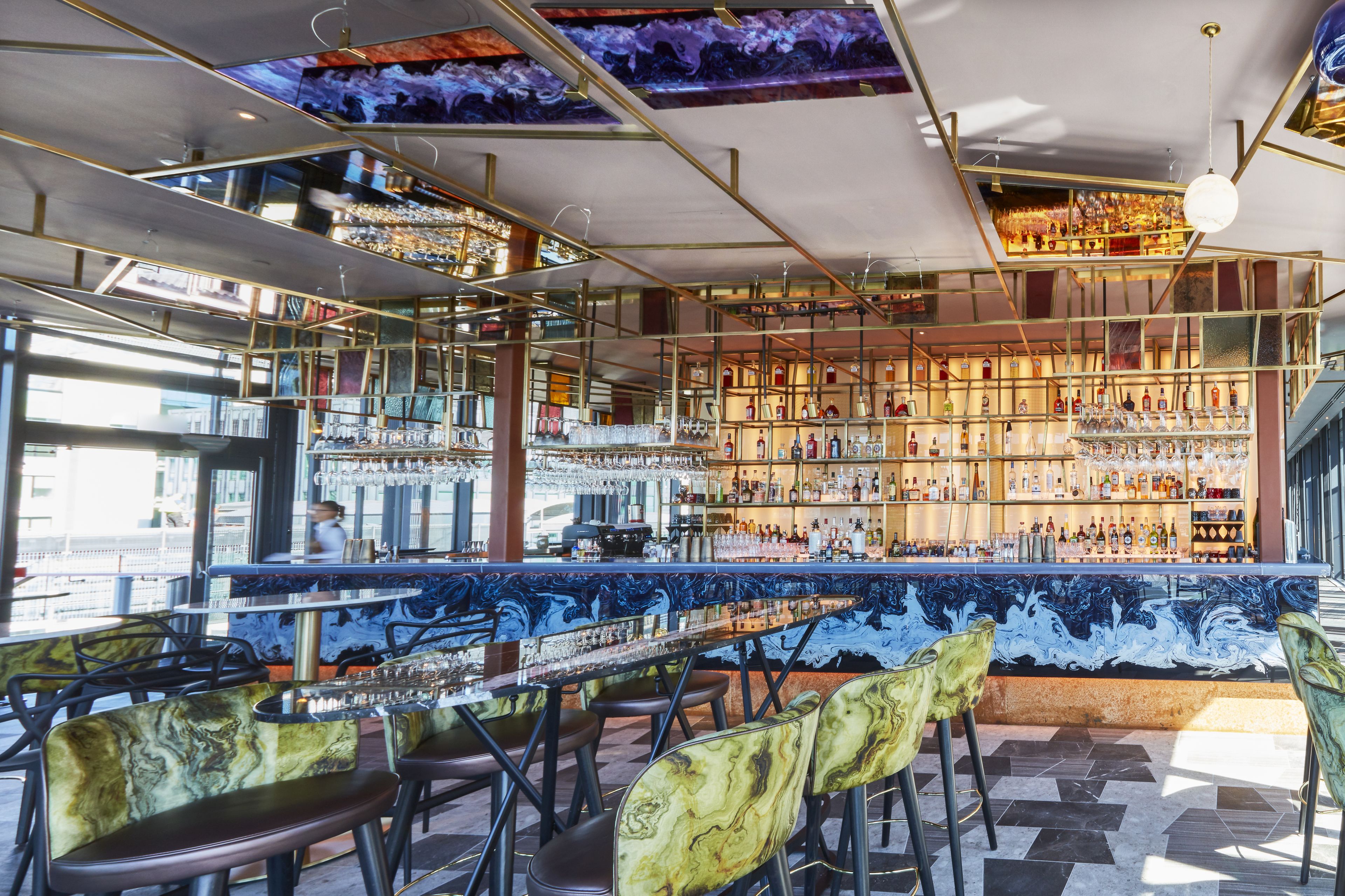 2 bars/lounges, cocktail bar, lobby lounge