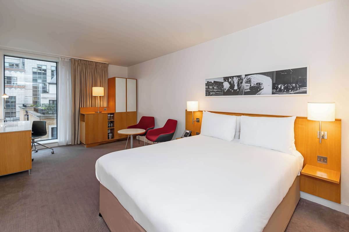 Camera, 1 letto queen, non fumatori | Biancheria da letto ipoallergenica, minibar, una cassaforte in camera