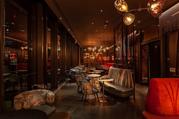 2 bars/lounges, cocktail bar, lobby lounge