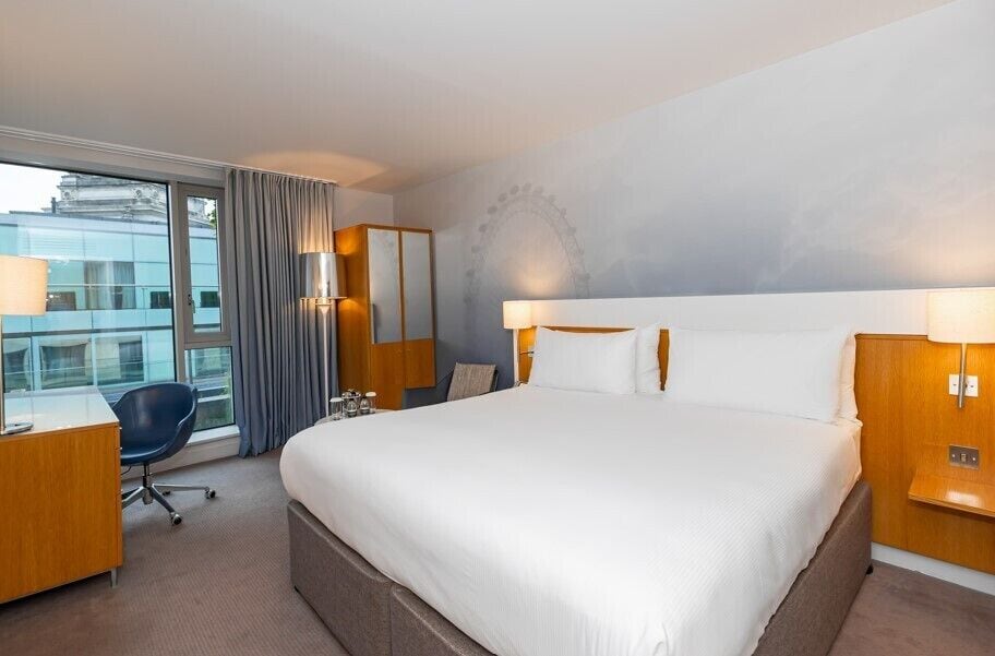 低刺激性寝具、ミニバー、セーフティボックス (室内)、デスク